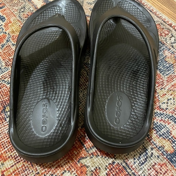 OOFOS OOriginal recovery sandals in black. - Picture 2 of 3